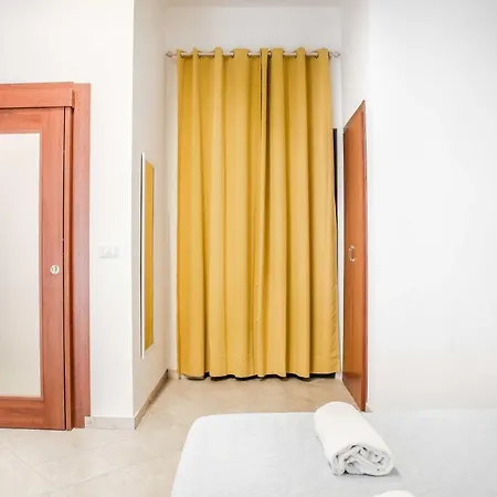 Grande & Caratteristico Dietro La Cattedrale Neapel