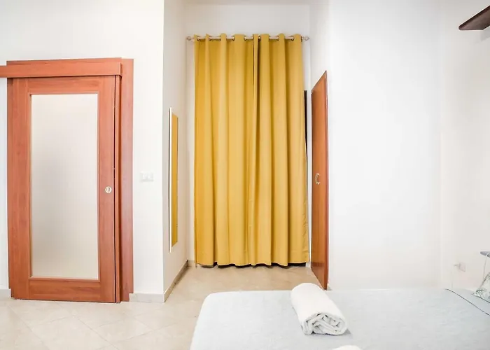 Grande & Caratteristico Dietro La Cattedrale ナポリ