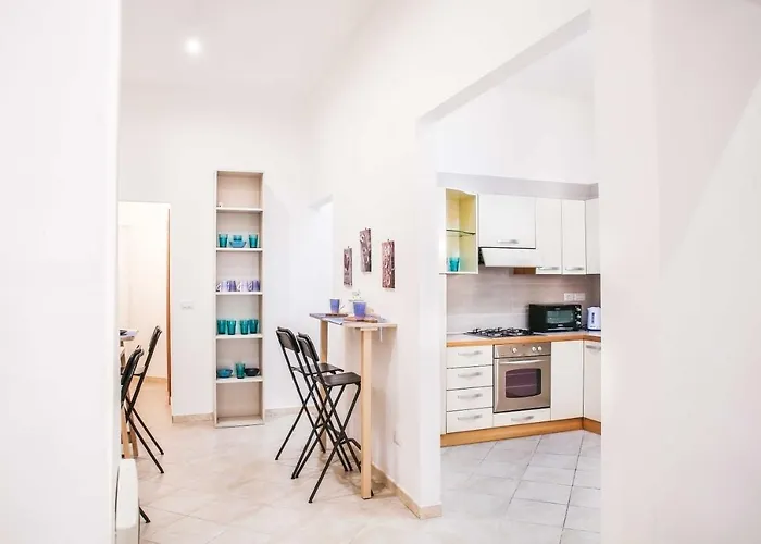 Grande & Caratteristico Dietro La Cattedrale ナポリ